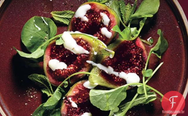 Salada de figo com iogurte de leite de cabra e agrião de pimenta