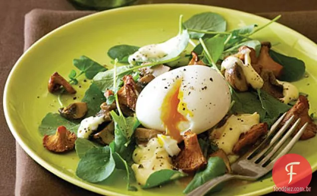 Salada de cogumelos e ovos cozidos com Holandês