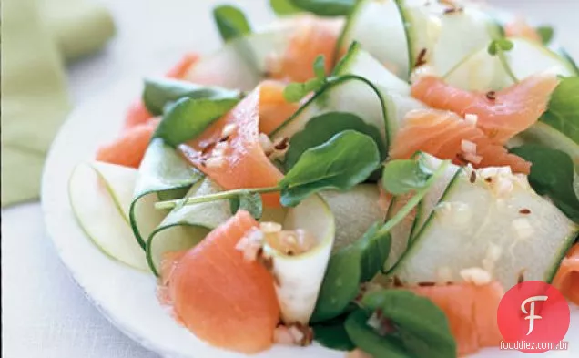 Salada Fumada Da Fita Do Salmão E Do Pepino Com Cominho