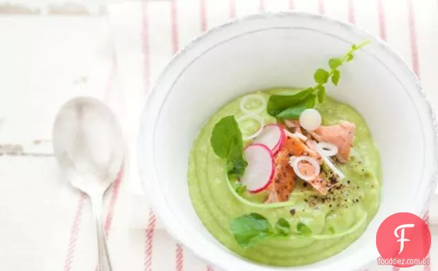 Sopa De Abacate E Maçã Com Salmão Escalfado