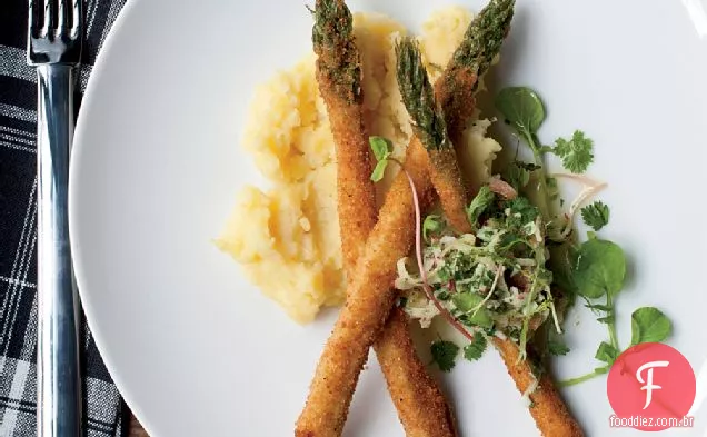 Espargos com agrião e batatas com manteiga marrom