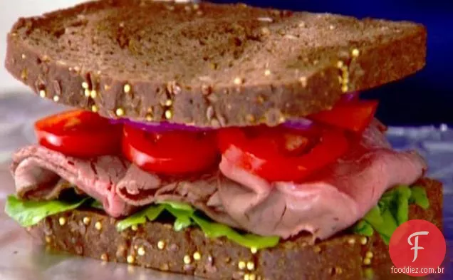 Sanduíche de rosbife com agrião e maionese de rábano