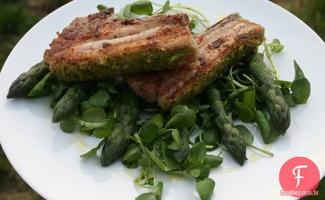 Costeletas de cordeiro com crosta de ervas com uma salada de aspargos e agrião