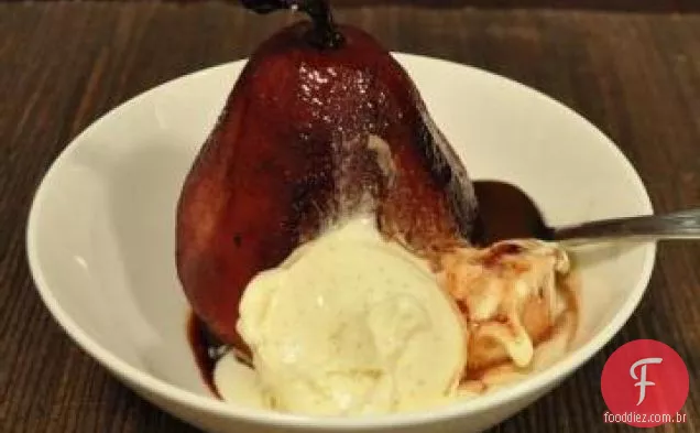 Peras escalfadas em vinho tinto, cardamomo e laranja