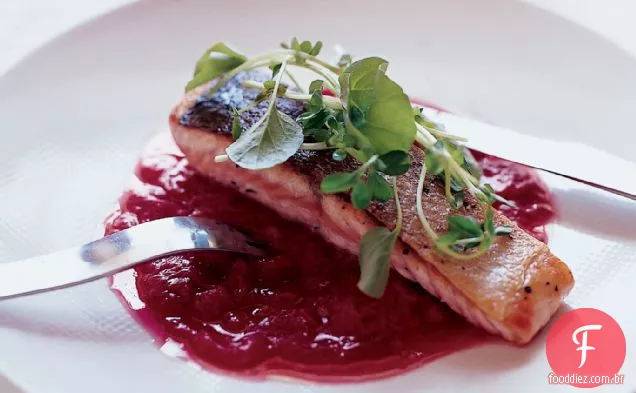 Salmão salteado com marmelada de ruibarbo