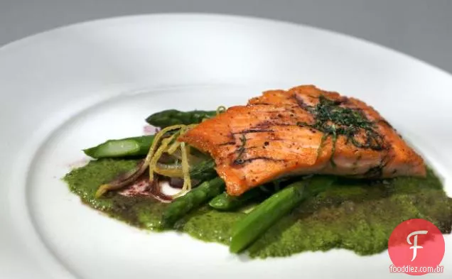 Salmão grelhado com espargos salada de limão, redução de vinho tinto e purê de agrião