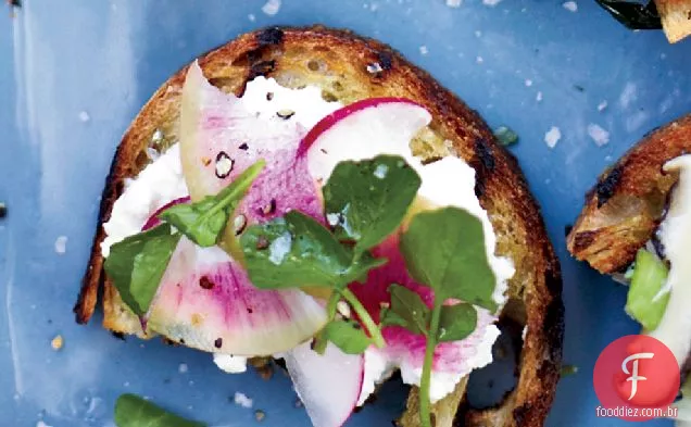 Torradas de Feta e rabanete