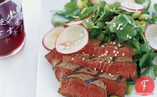 Carne grelhada com molho de gergelim
