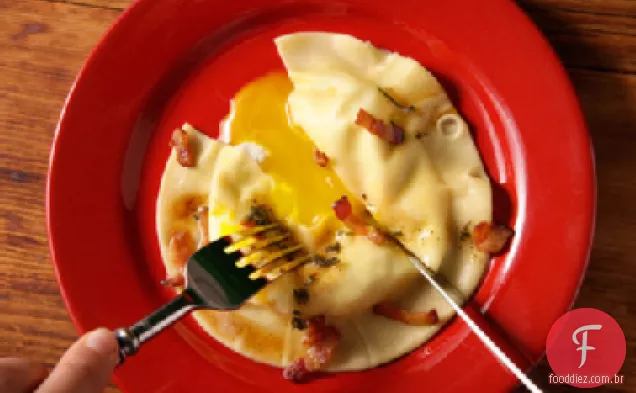 Gema de ovo Ravioli (Uova da Raviolo) com Bacon-molho de sálvia