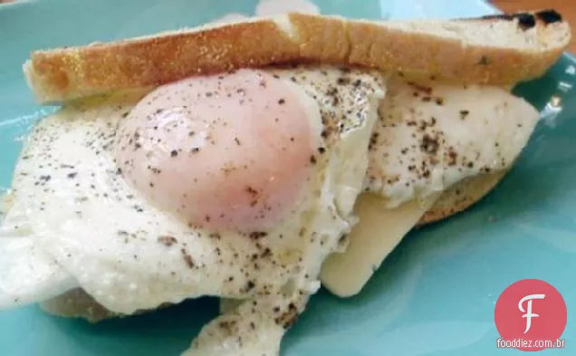 Tostado ensolarado-lado para cima sanduíches de ovo e queijo