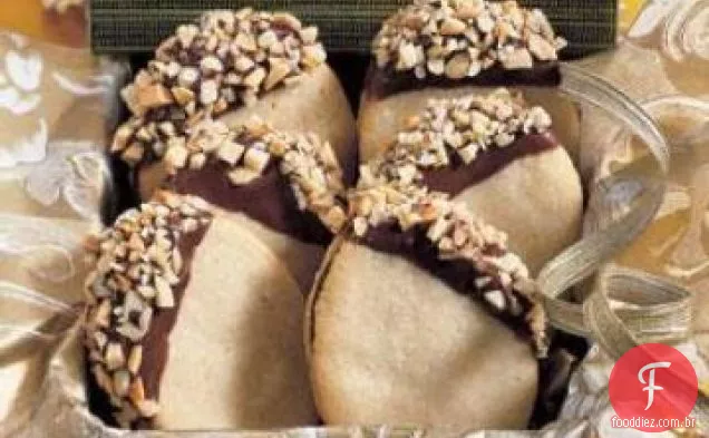 Biscoitos sanduíche com chocolate e amêndoa