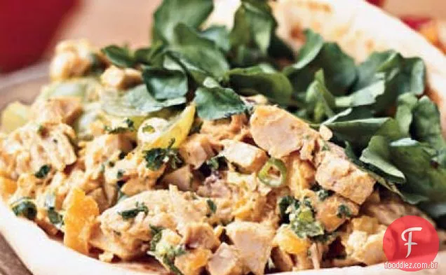 Salada de frango com curry em Naan