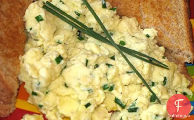 Ovos mexidos com cebolinha e Asiago
