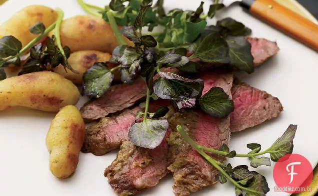 Bife do flanco de Wasabi e batatas Miso-vitrificadas