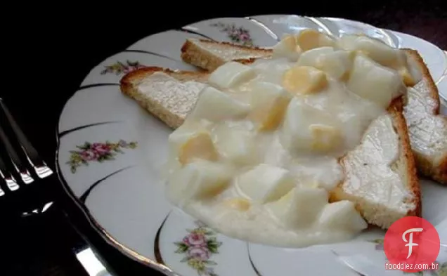 Ovos com creme na torrada