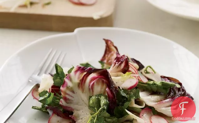 Salada quente de erva-doce e verduras amargas