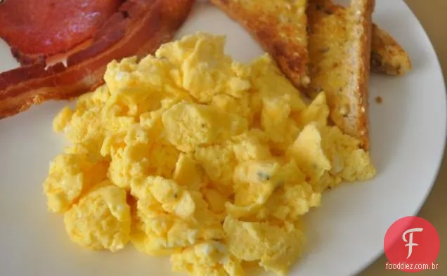 Ovos escalfados turcos com iogurte e manteiga de sálvia picante