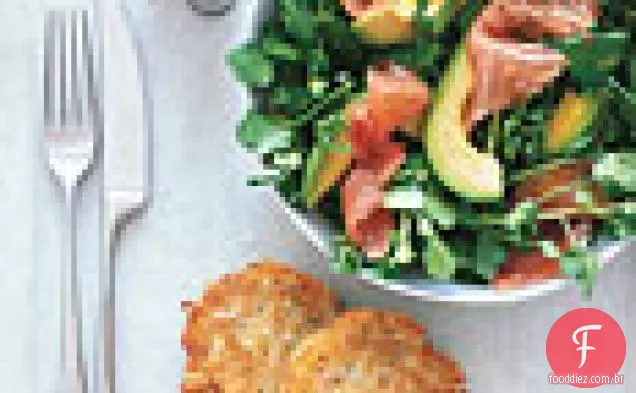 Latkes de batata com agrião, salmão defumado e salada de abacate