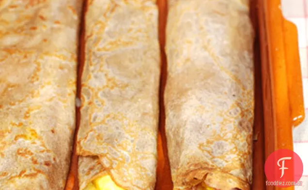 Crepes de trigo mourisco com ovos, presunto e Gruyere