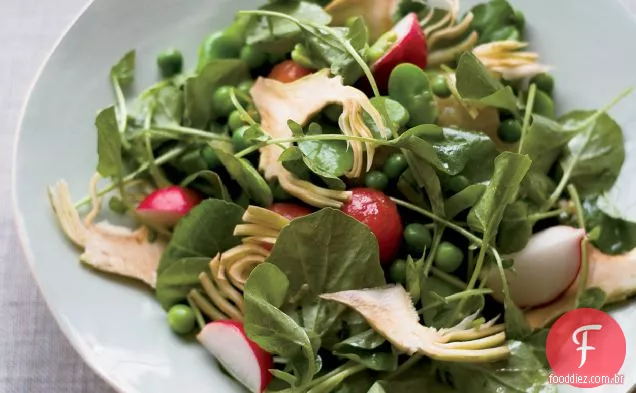 Salada de legumes crocante com ervilhas salteadas e rabanetes