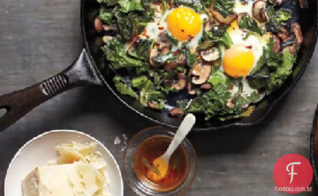 Ovos fritos com verduras e cogumelos