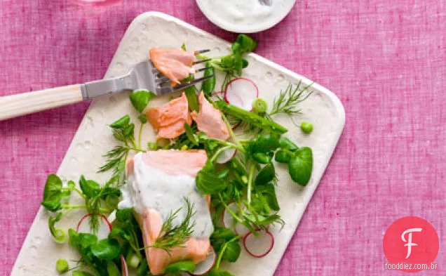 Salada de salmão escalfado e agrião com molho de endro e iogurte