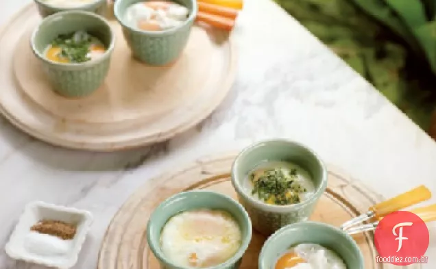 Ovos assados com Bacon, queijo e ervas