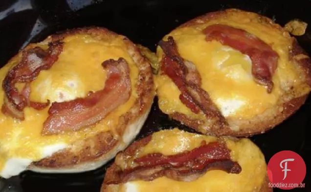 Bagels e ovos assados com Cheddar