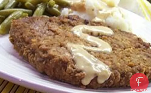 Bife frito e molho de leite