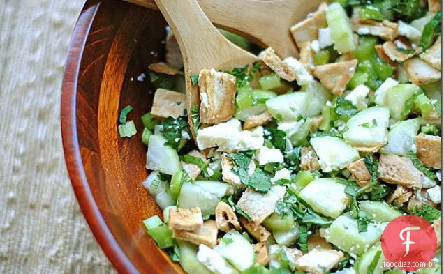 Salada De Pão Pita Com Pepino, Hortelã E Queijo Feta