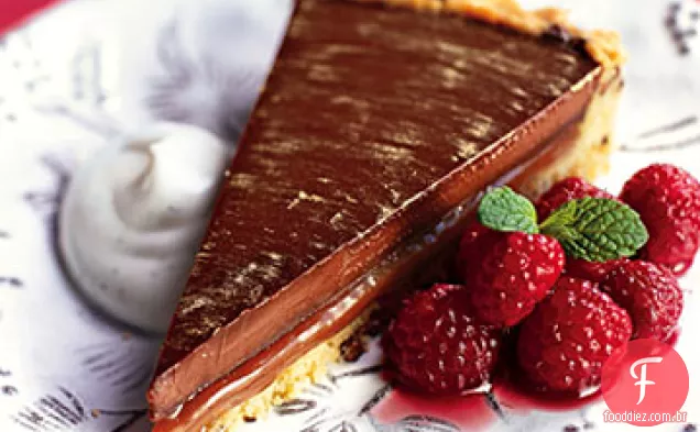 Torta de chocolate e caramelo com framboesas bêbadas e creme de baunilha Fraiche