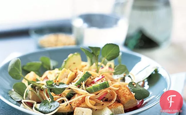 Frite o pepino e o rabanete com macarrão de arroz