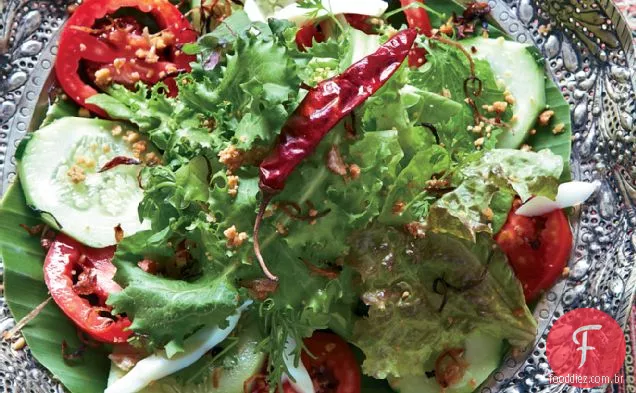 Salada mista Lao com amendoim e chalotas fritas