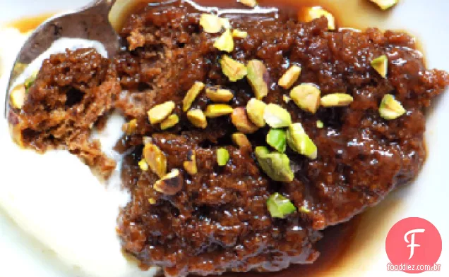 Pudim de caramelo pegajoso com molho de caramelo portuário