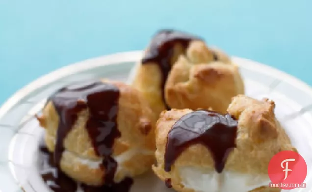 Puffs de creme com sorvete e molho de Fudge quente