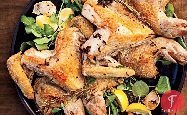 Galinhas-da-Guiné assadas com legumes refogados