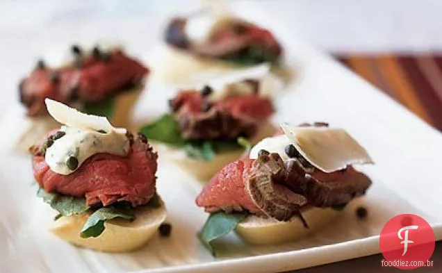 Mini sanduíches de Filé Mignon com molho de mostarda e rábano