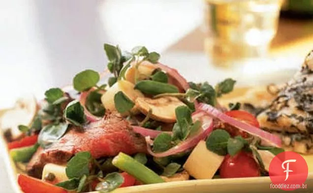 Salada de bife grelhado com vinagrete de alcaparras