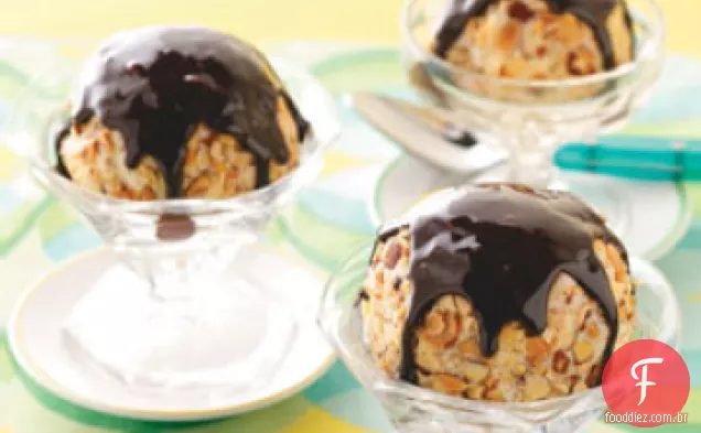 Bolas Torradas Do Gelado Da Amêndoa