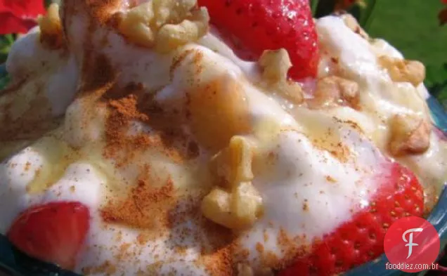 Iogurte grego e salada de frutas
