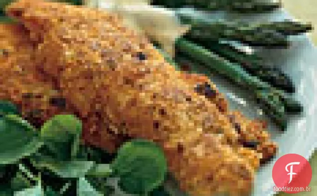 Frango com crosta de parmesão e aspargos com molho Maltaise