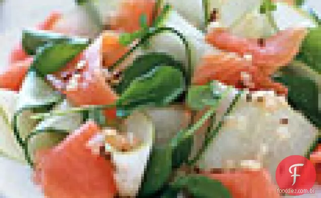 Salada fumada Da Fita do salmão e do pepino com cominho