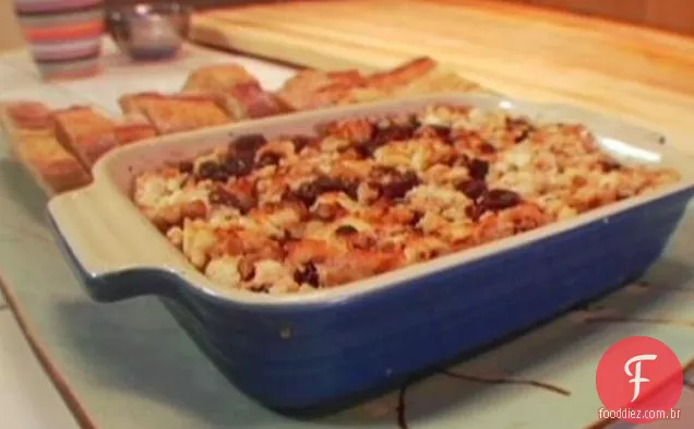 Queijo do fazendeiro com mel, passas, canela e nozes torradas