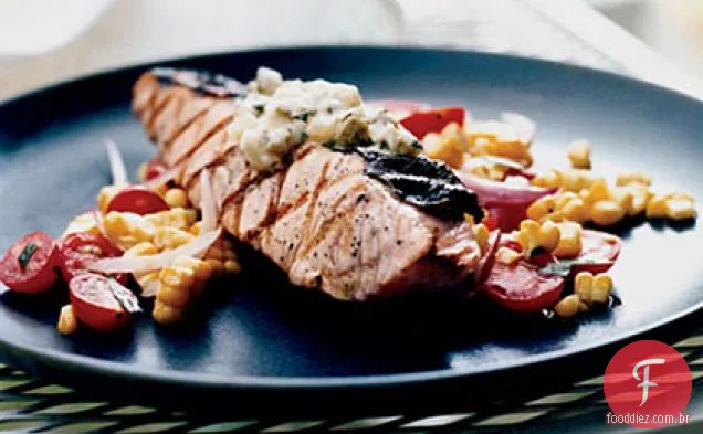 Salmão grelhado com manteiga de picles de endro