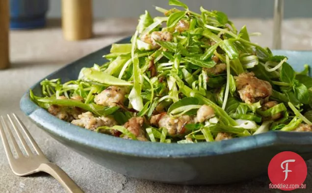Salada de escarola quente com ervilhas e Salsicha