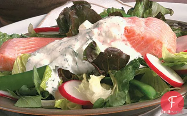 Salada de salmão escalfado com molho de pepino