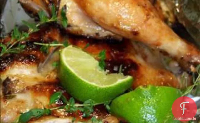 Galinhas de Caça Cornish achatadas com marinada de alho e citrinos