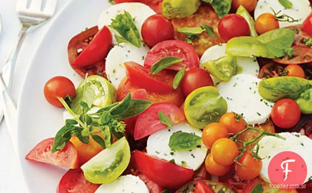 Salada de tomate e erva com queijo de Cebolinha fresco