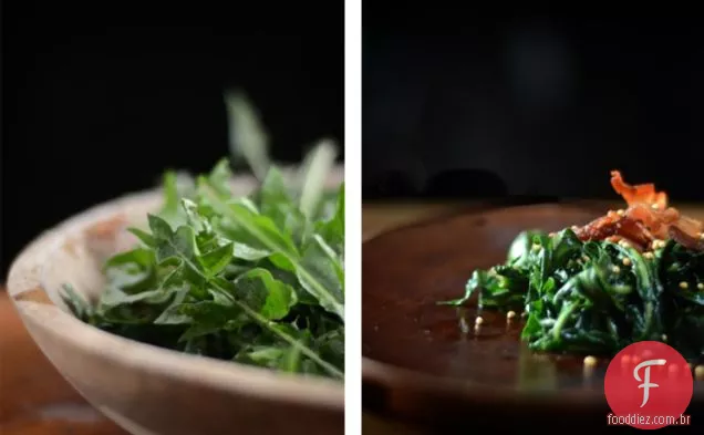 Ervas daninhas na mesa da cozinha: verdes de dente-de-Leão murchas com semente de mostarda torrada