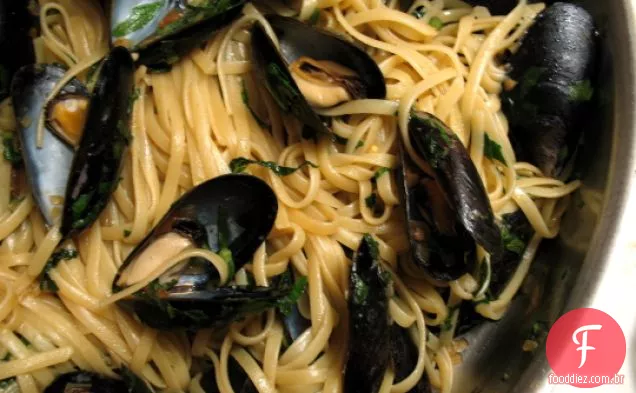 Linguine Com Mexilhões E Verdes De Dente-De-Leão